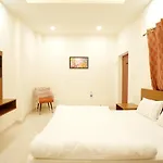 Apoorva Guest House