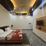 Jb Square Resort And Lawn