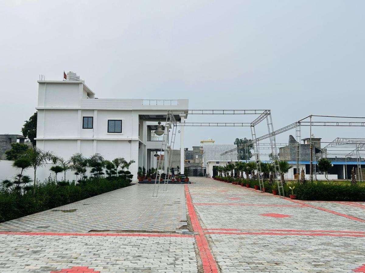 Awadh Samrat Resort *