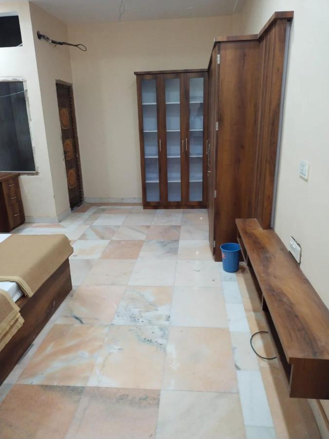 Shri Ramlala Sadan Devsthanam Guest house