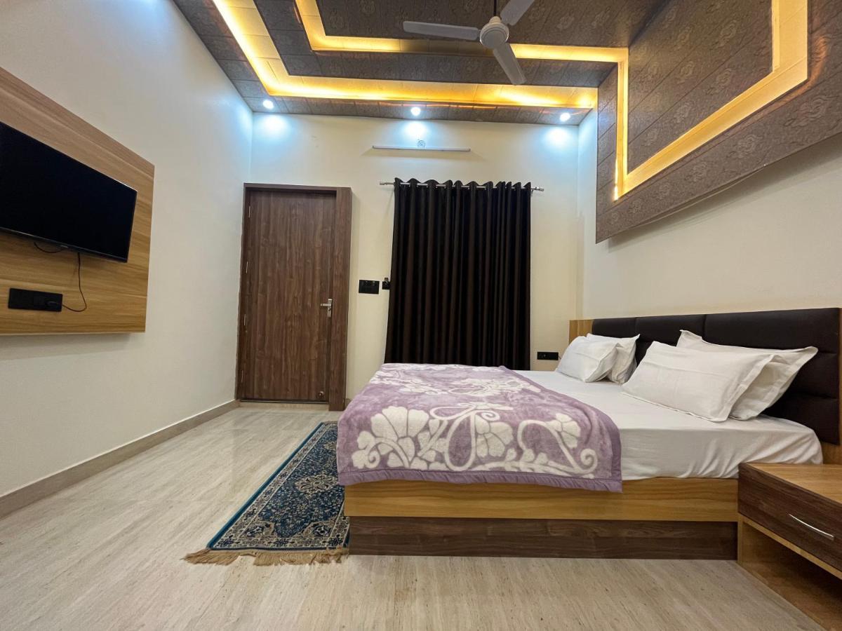Jb Square And Lawn Hotel 3*