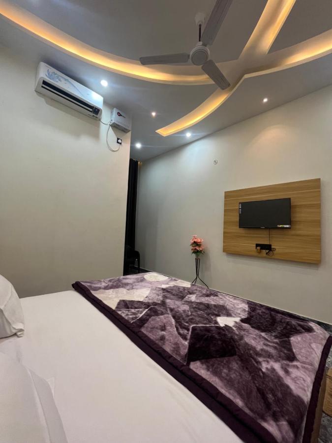 Hotel Jb Square And Lawn Ayodhya
