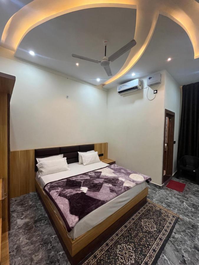 Jb Square And Lawn Hotel Ayodhya
