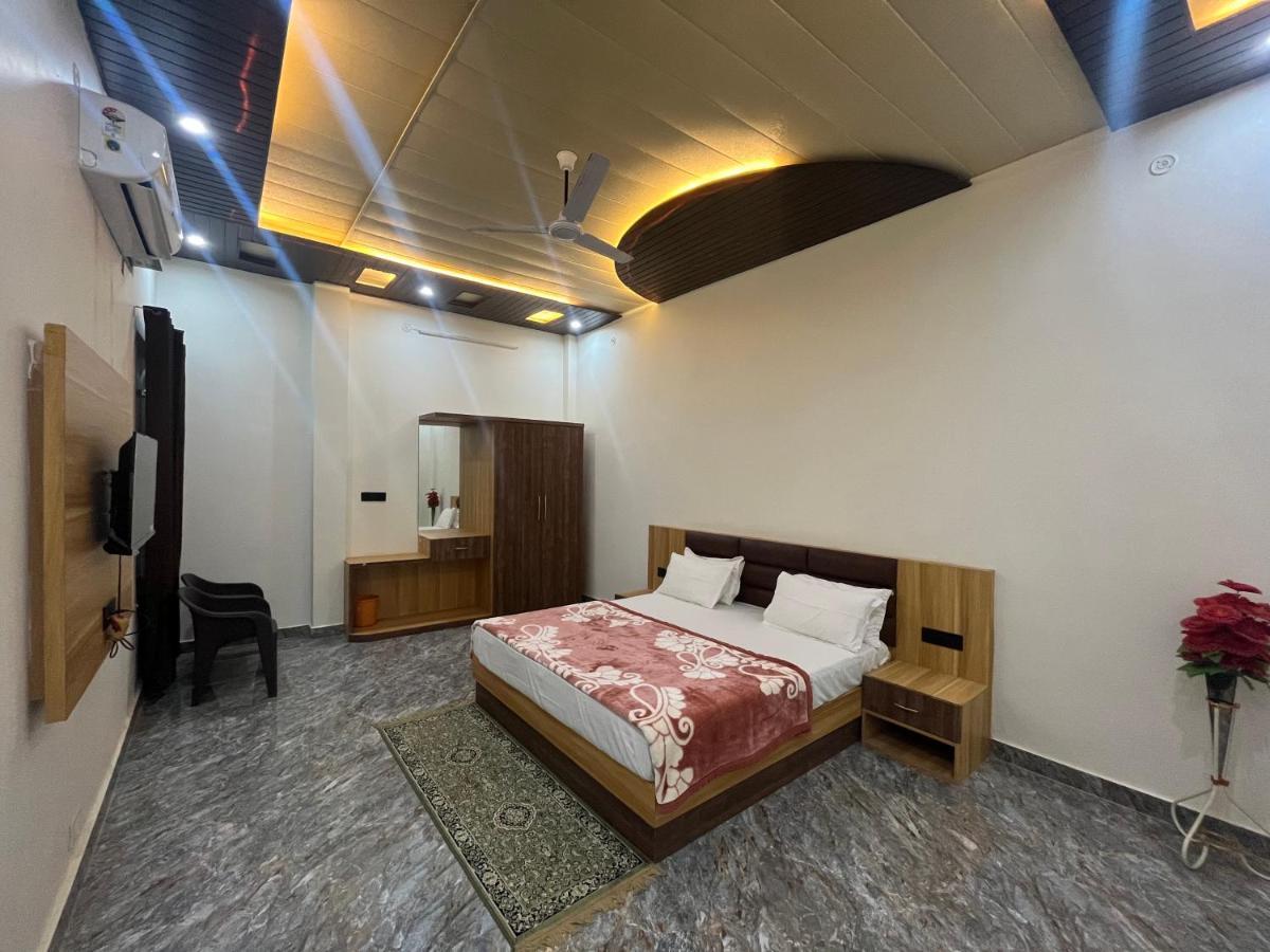 Jb Square And Lawn Hotel 3*