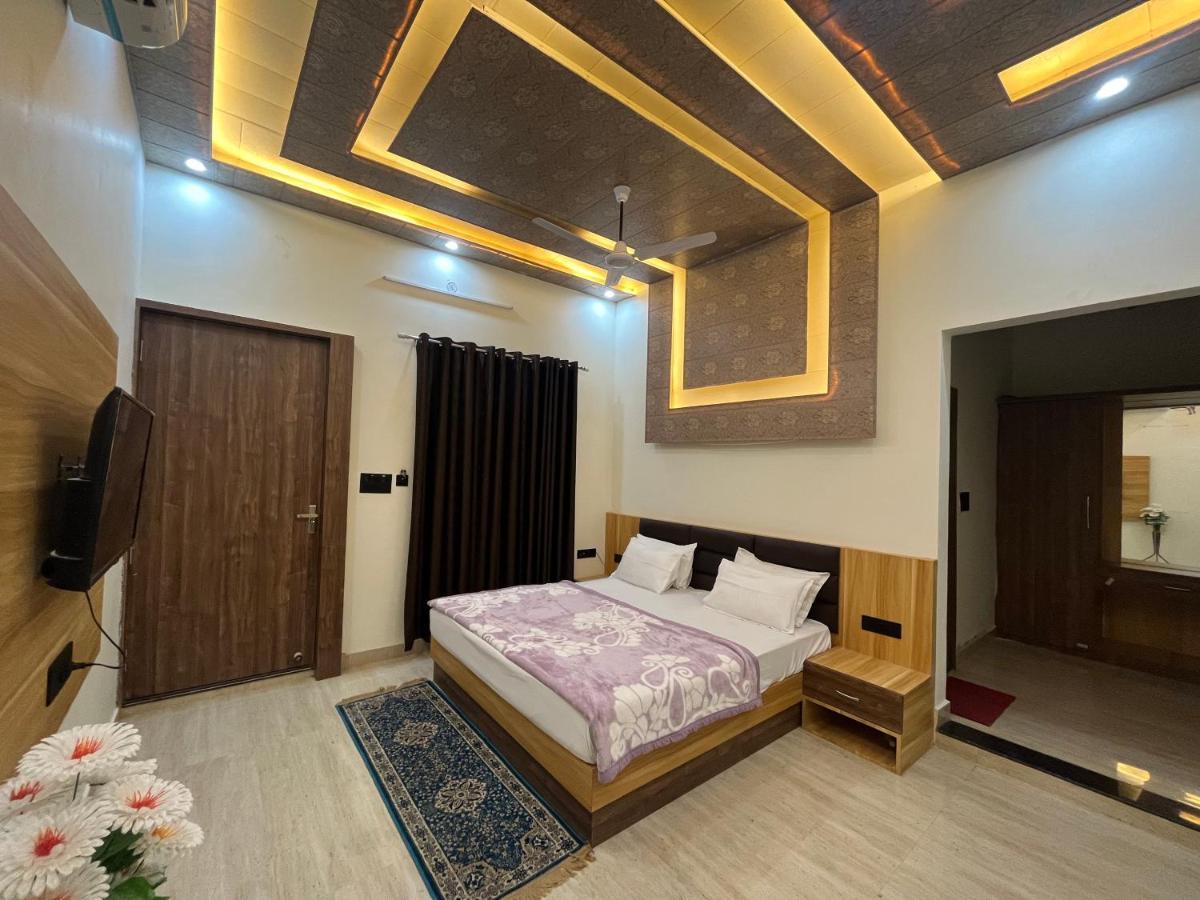 Hotel Jb Square And Lawn Ayodhya