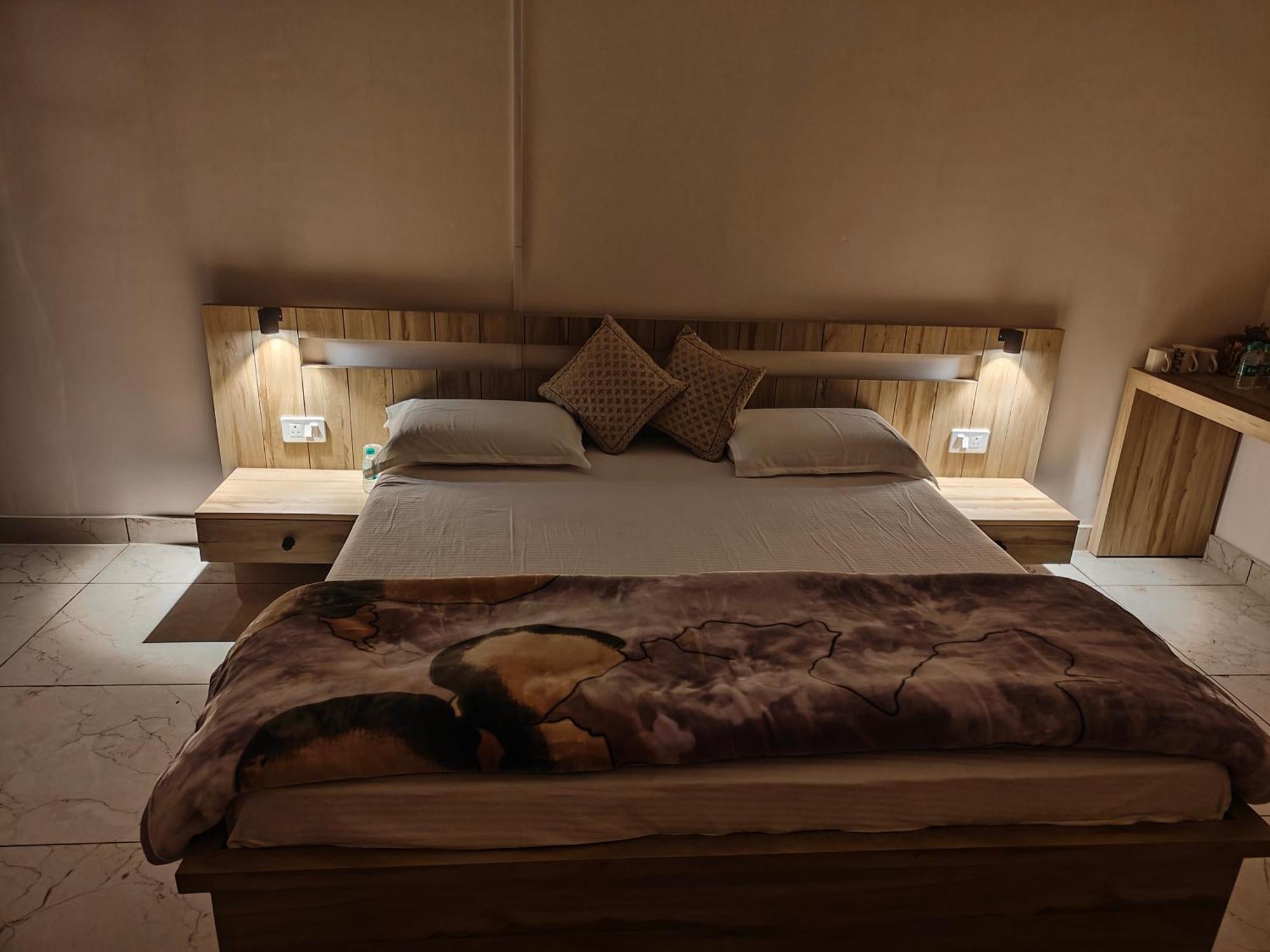 Shobhayan Inn, Airport Railway Station Pickup Free *