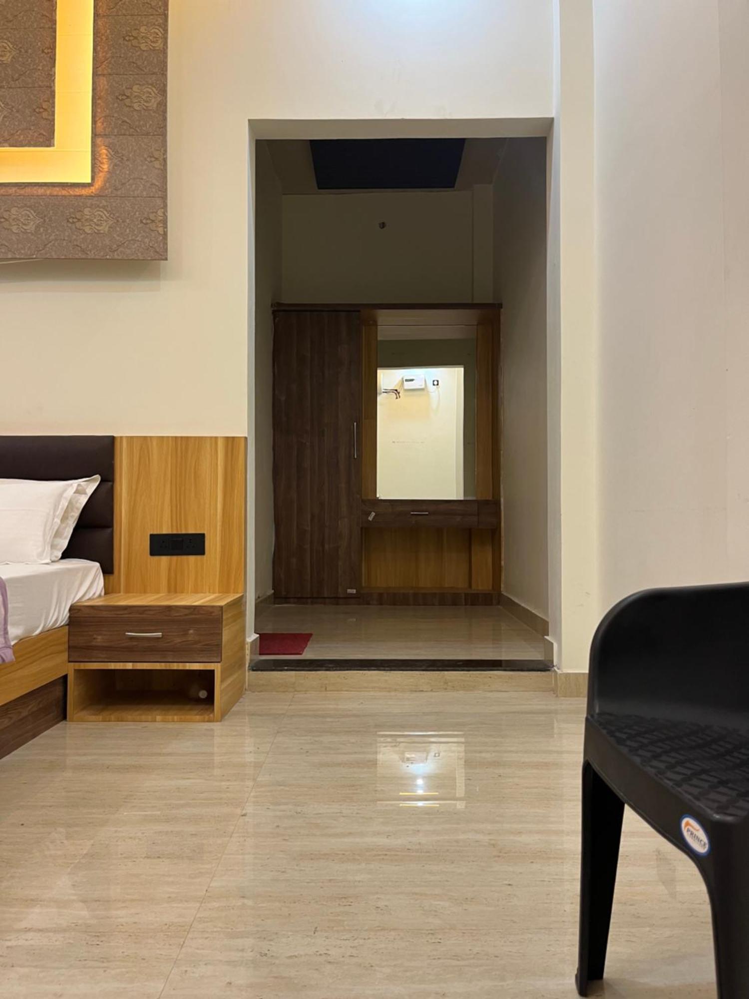 Jb Square And Lawn Hotel 3*