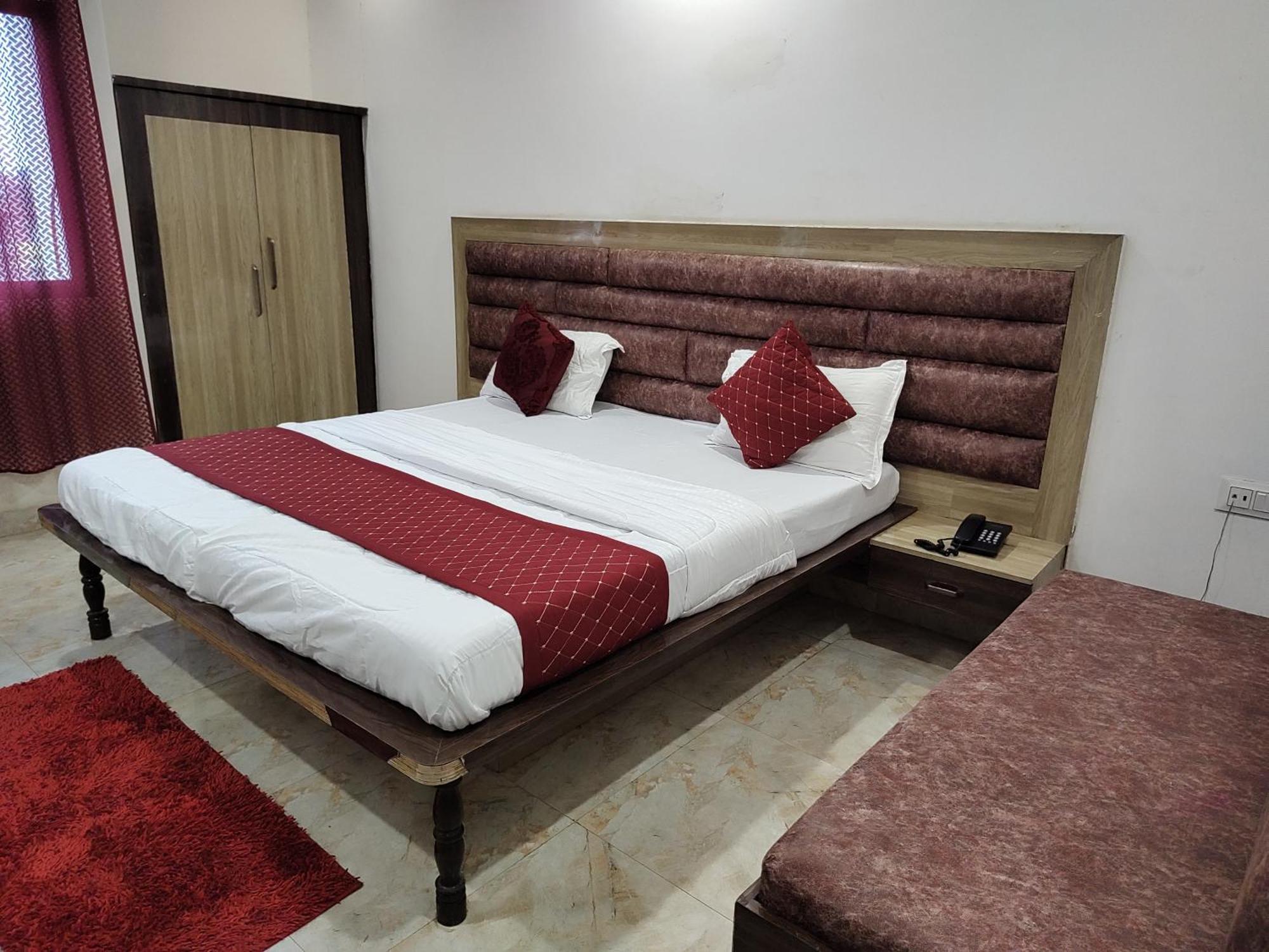 Hotel Elegance And Banquet