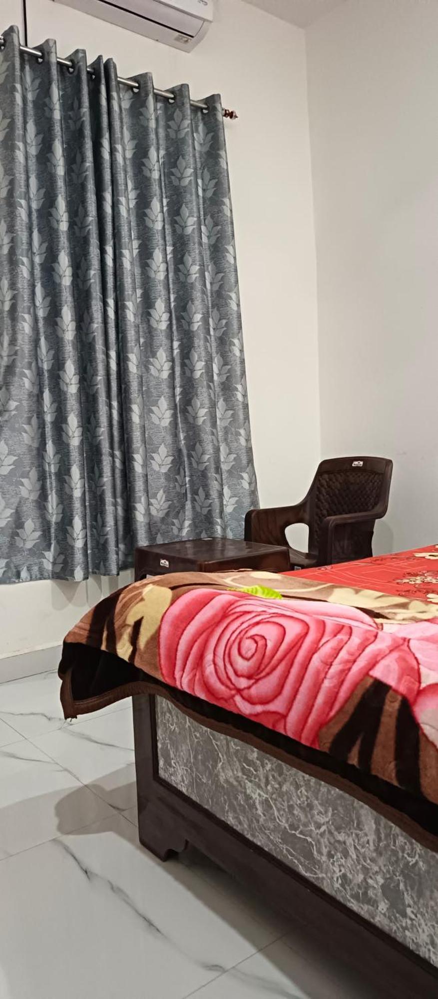 Homestay Shanti And Restaurant Just 1500 Meter Sri Ram Mandir Near Dham Station *