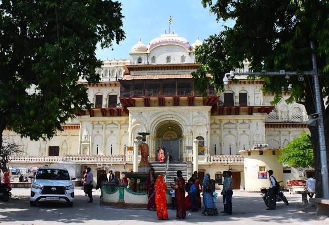 Raj Raghunandan Guest house *