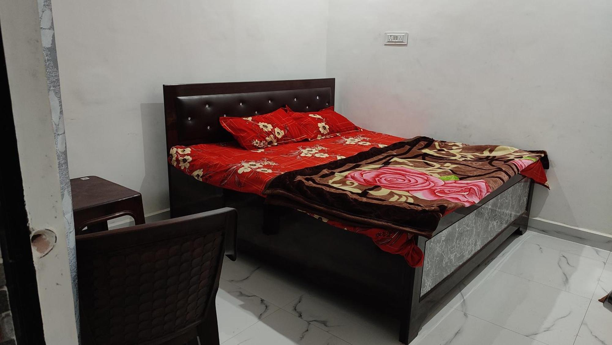 Shanti And Restaurant Just 1500 Meter Sri Ram Mandir Near Dham Station Homestay