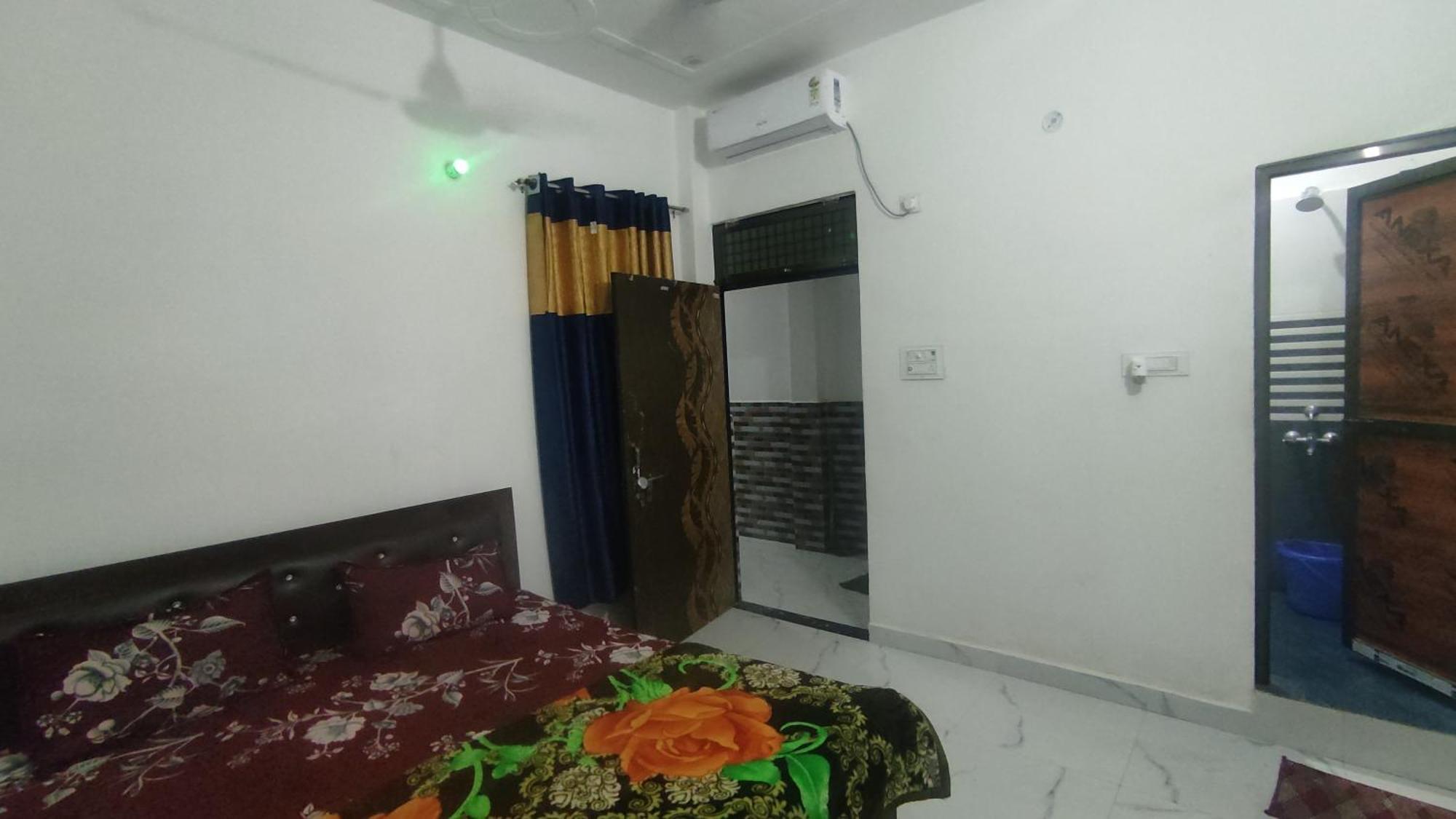 Homestay Shanti And Restaurant Just 1500 Meter Sri Ram Mandir Near Dham Station