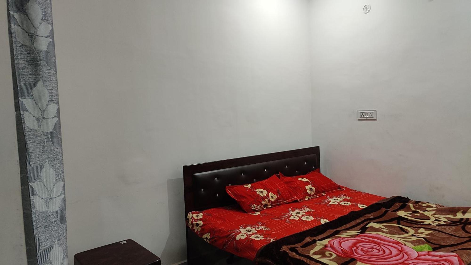 Shanti And Restaurant Just 1500 Meter Sri Ram Mandir Near Dham Station *