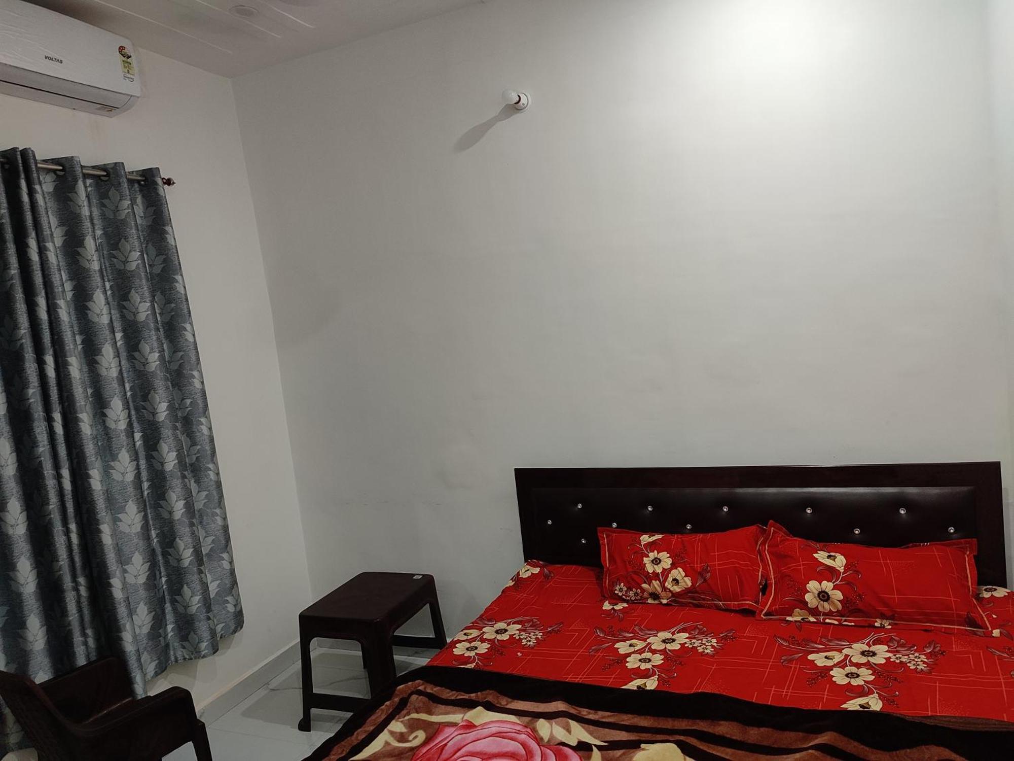 Shanti And Restaurant Just 1500 Meter Sri Ram Mandir Near Dham Station Homestay *