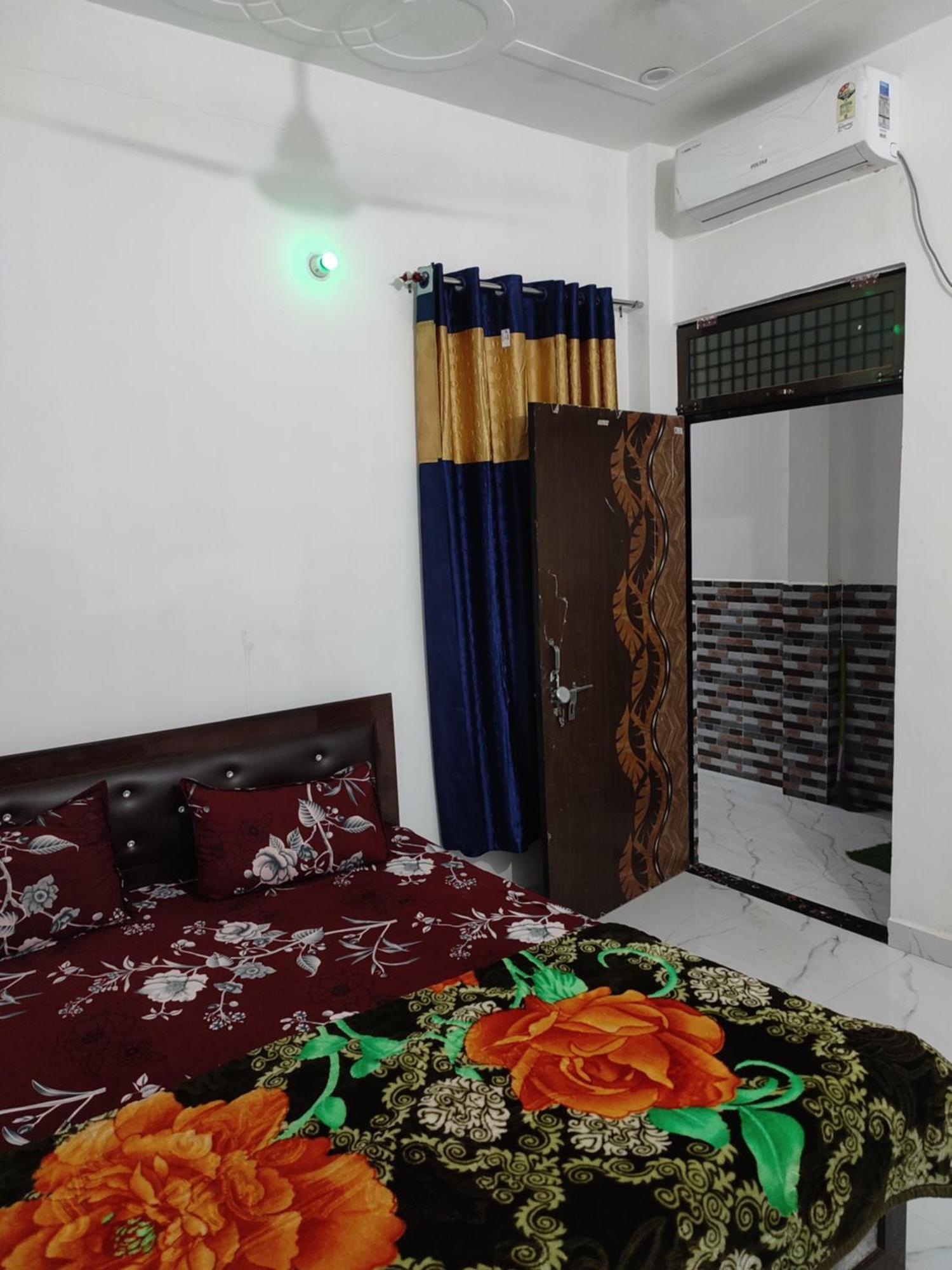 Shanti And Restaurant Just 1500 Meter Sri Ram Mandir Near Dham Station Homestay
