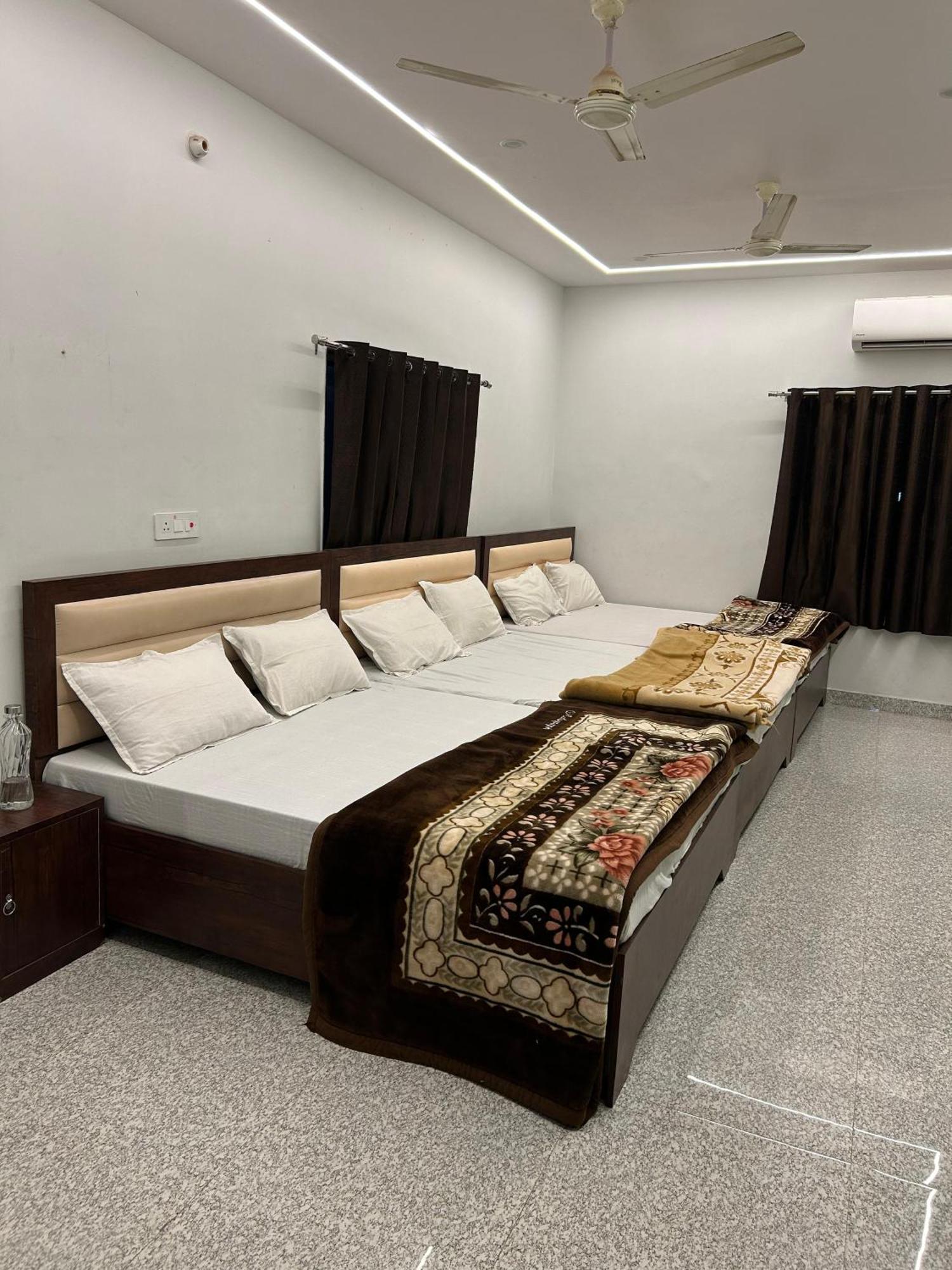 Shree Rajeshwar Bhawan Hotel *