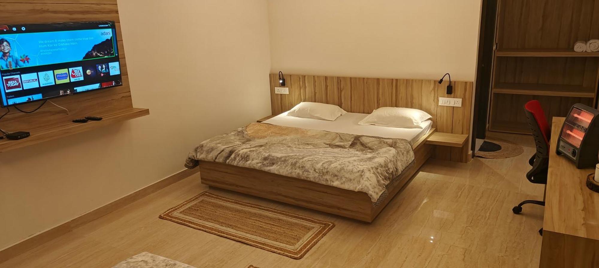 Shobhayan Inn, Airport Railway Station Pickup Free Campsite *