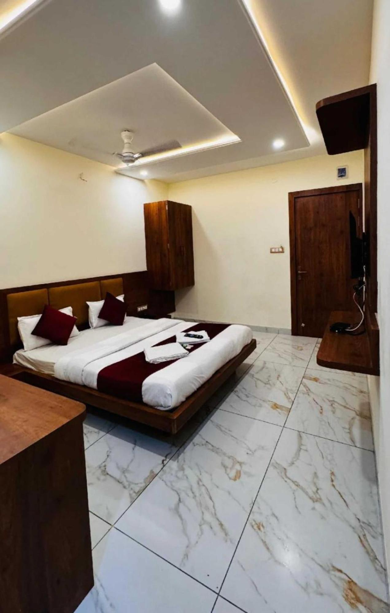 M R The Nirmal Palace Near Ram Janam Bhoomi- Restaurant & Parking Facilities - Prime Location With Luxury And Spacious - Book Now Homestay *