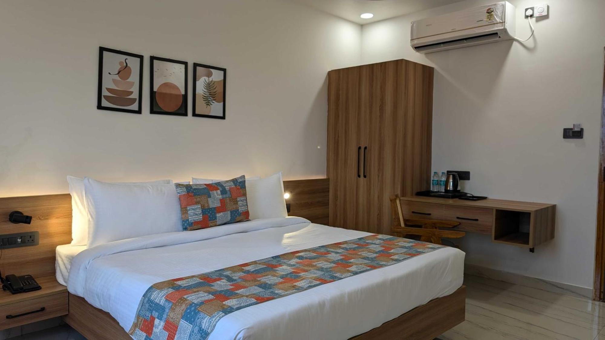Hotel O Vasu Palace *
