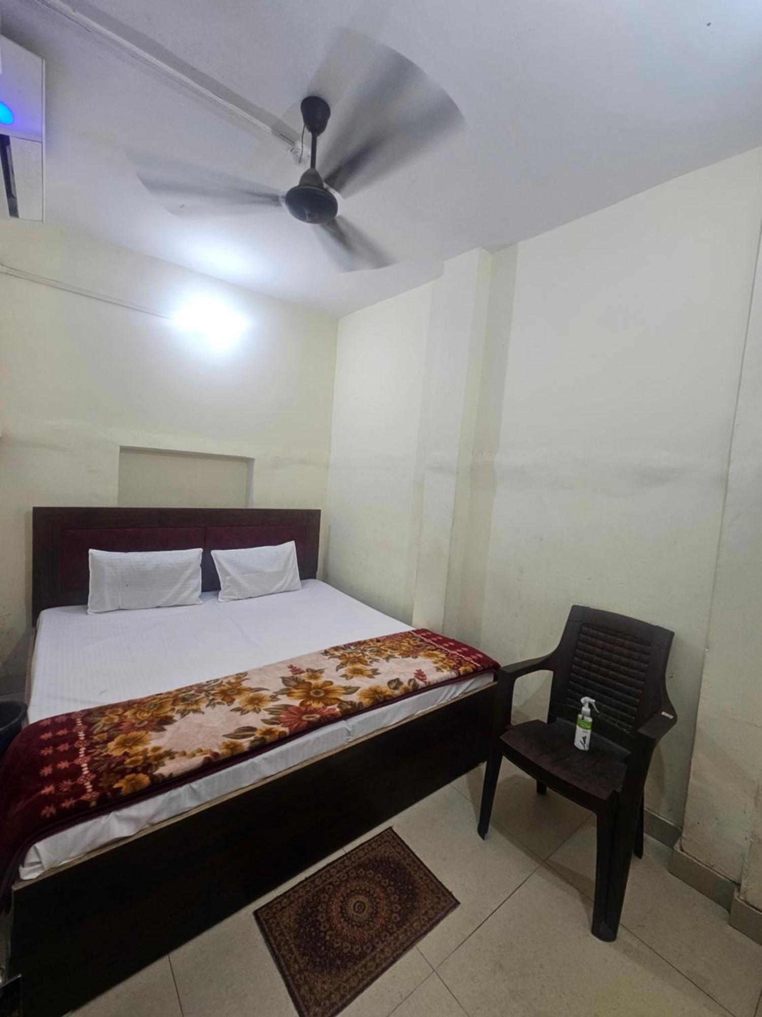 Ramlala Paying Just 100m From Saryu Ghat, Guest house *