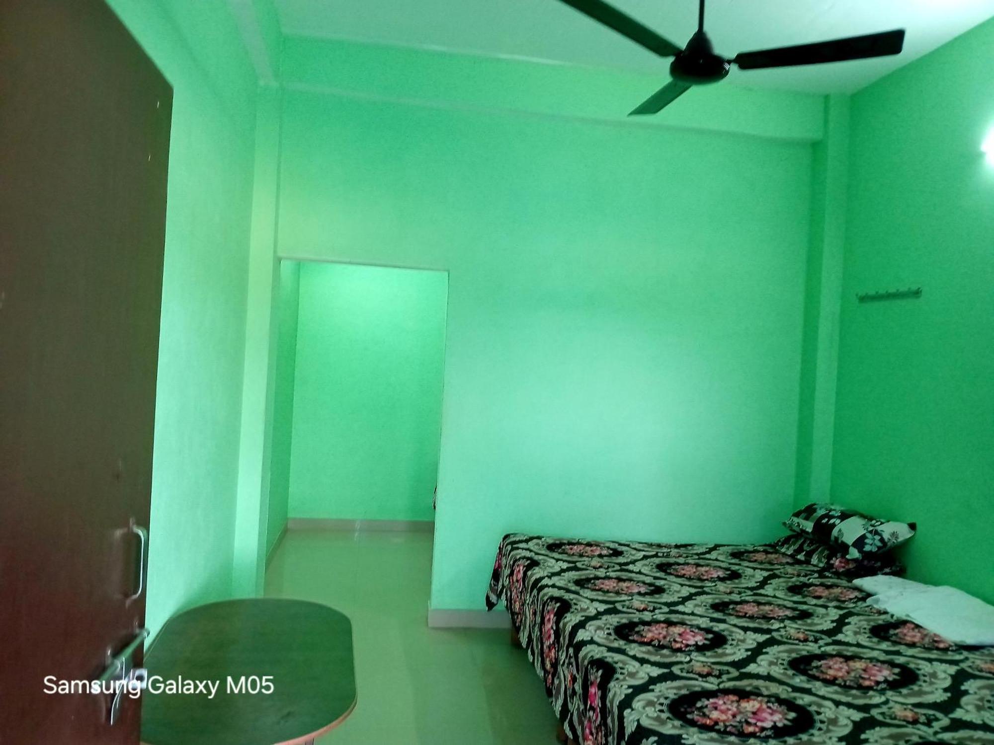 Apartment Radhe Ji Ac Or Non Ac *