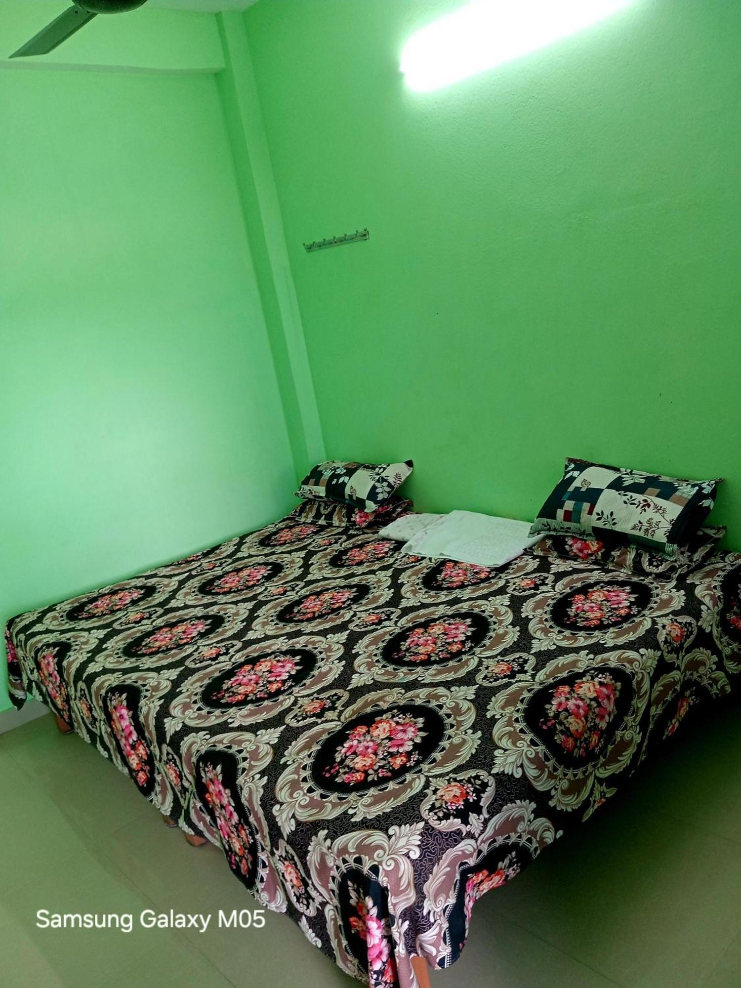 Apartment Radhe Ji Ac Or Non Ac *