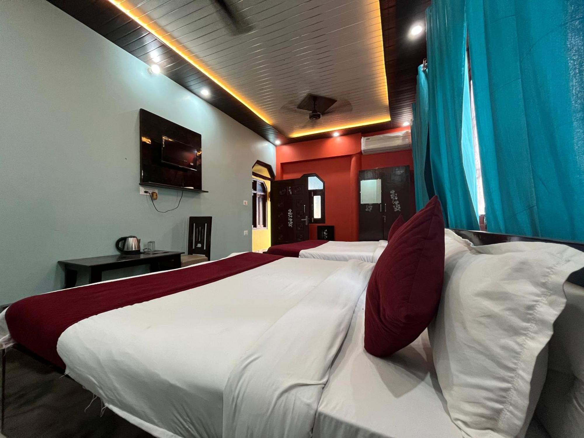 Hotel Aryakulam Palace Ayodhya